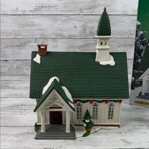 Heartland Valley Village O’Well CHURCH Christmas Lighted house Deluxe porcelain